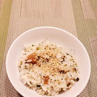 さっぱり美味しい！梅干しと わかめの炊き込みご飯